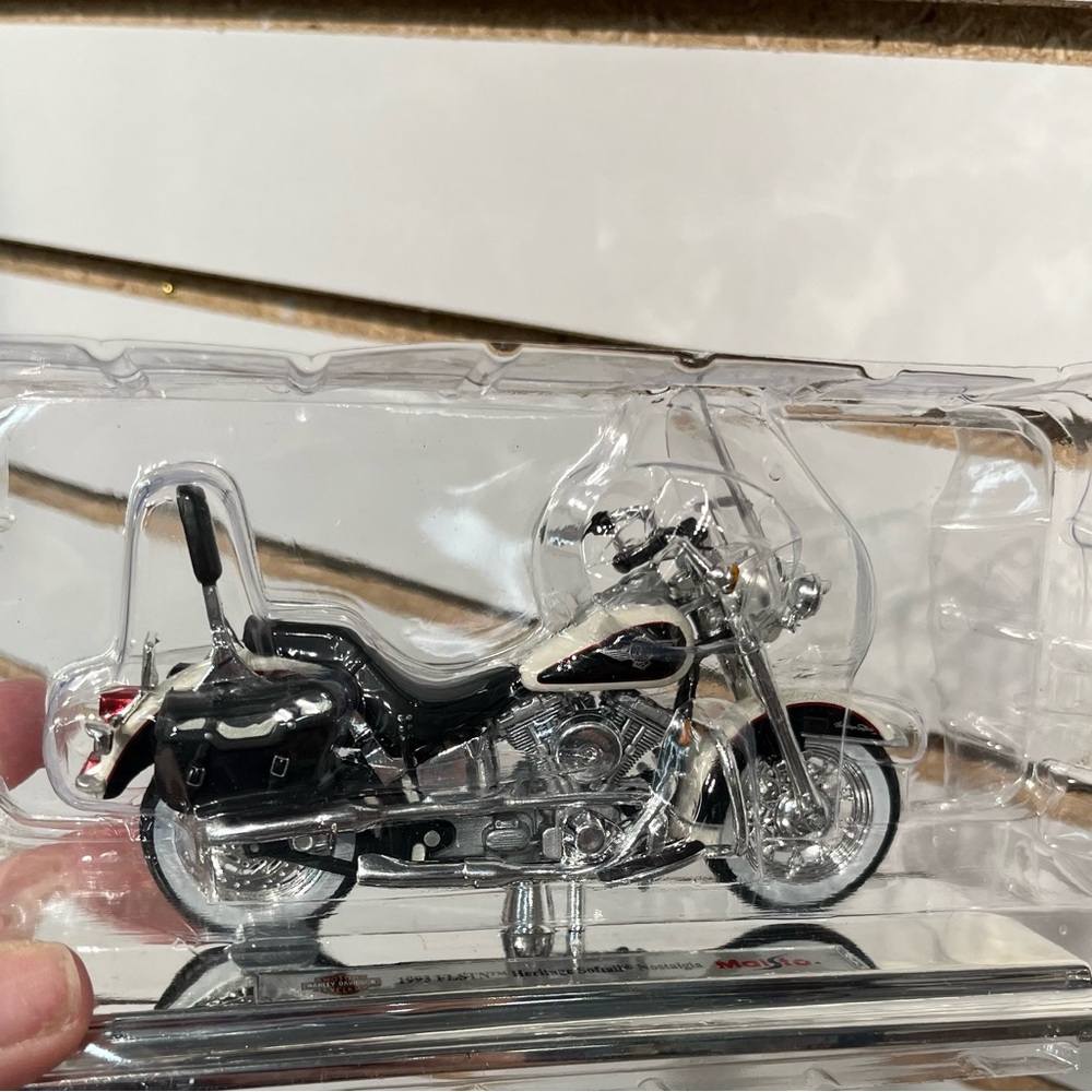 Harley Davidson 1993 Heritage Softail collectible - Picture 2 of 6
